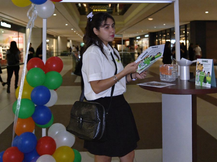 Activación de marca con globos y stand en el pasillo de un centro comercial